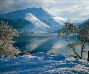 пазл Озеро со снежными пейзажами